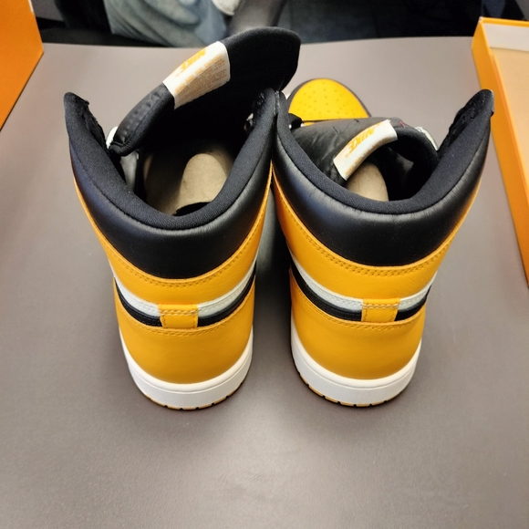 Jordan 1 High OG Taxi - Picture 5 of 7